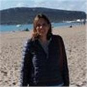 Laureata in Scienze politiche indirizzo economico sociale e con il diploma di maturita' classica impartisce lezioni a studenti degli istituti tecnici e dell' universita